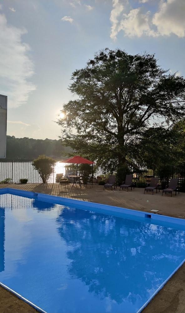 Lake View Inn & Suites Killen Екстериор снимка