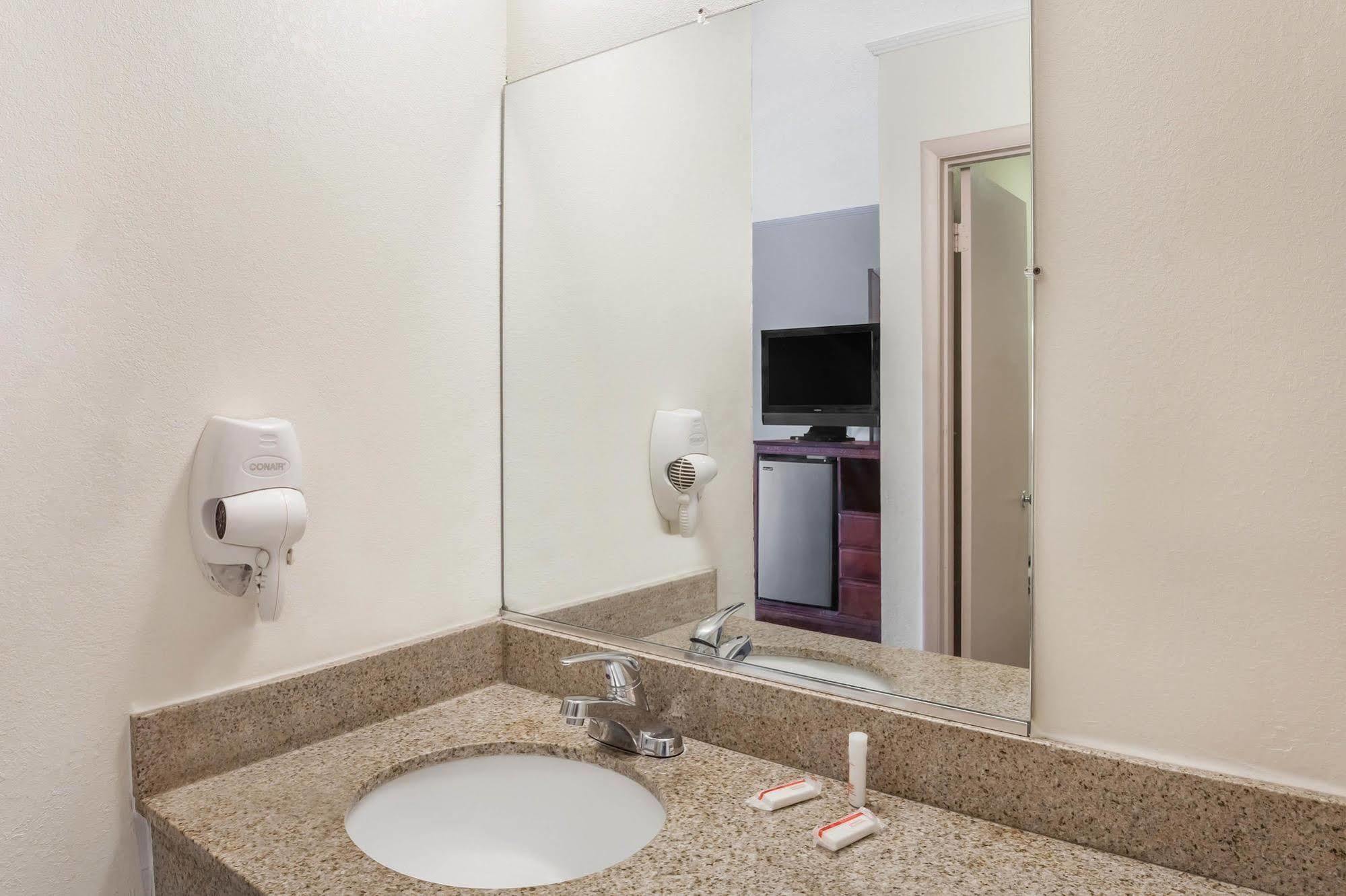 Lake View Inn & Suites Killen Екстериор снимка